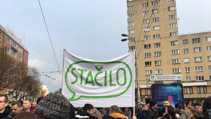Na bratislavský protets si ľudia doniesli tematické transparenty. 