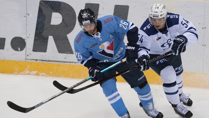 Na snímke vľavo Michal Řepík (Slovan) a vpravo Vitalij Menšikov (Dinamo) počas stretnutia Slovan Bratislava - Dinamo Moskva.