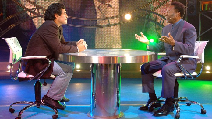 Brazílsky "kráľ futbalu" Pelé a argentínska legenda Diego Maradona na archívnej snímke.