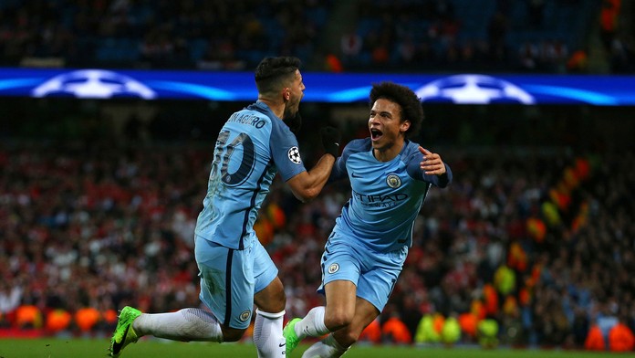 Sergio Agüero (vľavo) oslavuje svoj druhý gól v osemfinále LM proti Monacu so spoluhráčom Leroy Saném.