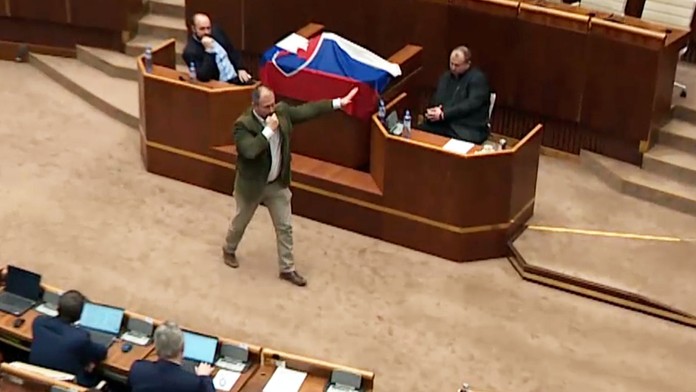 Marian Kotleba v pléne NR SR ukazuje gestá  