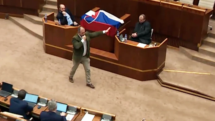 Marian Kotleba v pléne NR SR ukazuje gestá  