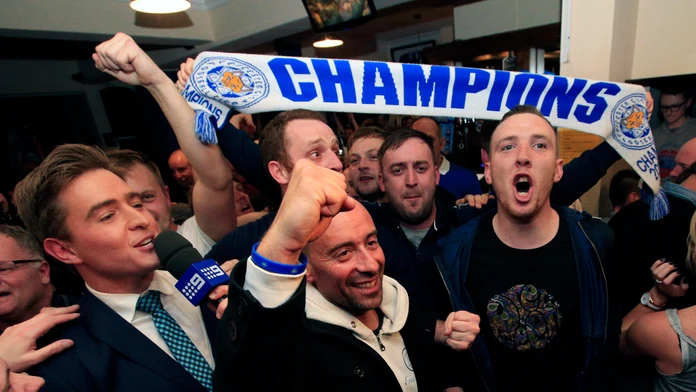 Fanúšikovia Leicester City oslavujú majstrovský titul v anglickej futbalovej Premier League.