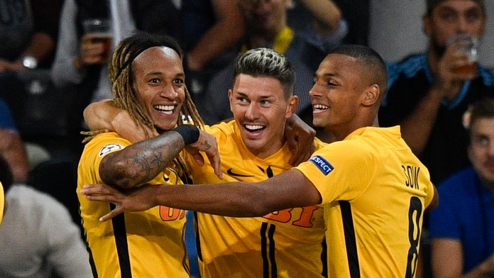 Futbalista Young Boys Kevin Mbabu  sa teší so spoluhráčmi po strelení gólu do siete Dinama Záhreb.