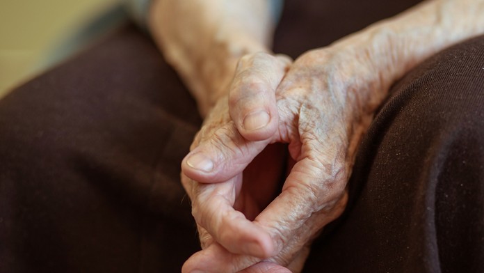 Z balkóna vyhodila tisíce eur. Seniorka (91) z Bratislavy uverila tradičnému klamstvu podvodníkov