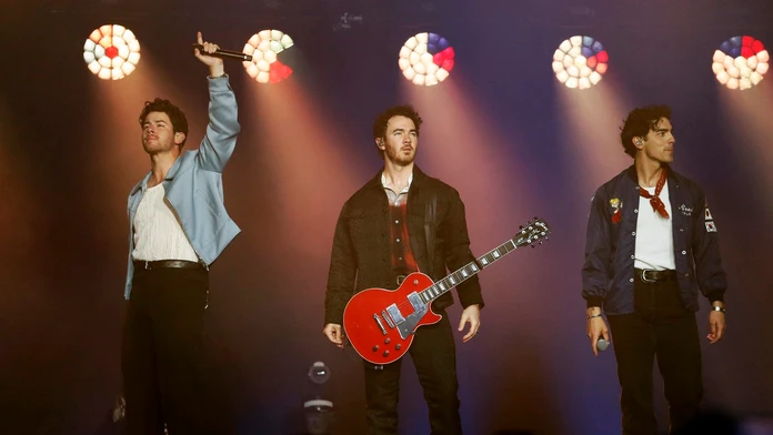 Spevák z Jonas Brothers priznal, že má rakovinu. Už ho stihli operovať