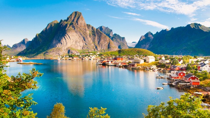 Rybárska osada Reinena sna úostrovií  Lofoten v Nórsku.
