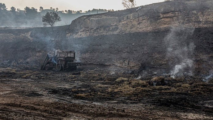 Stúpajúci dym zo zhorenej krajiny po lesnom požiari v katalánskej oblasti Torre del Espaňol.