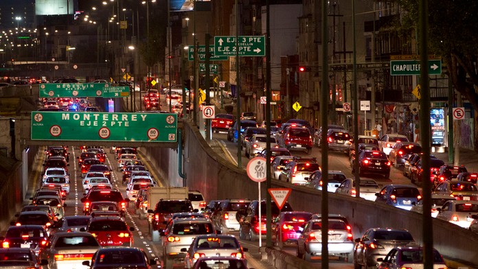 Autá počas večernej dopravy v Mexico City.