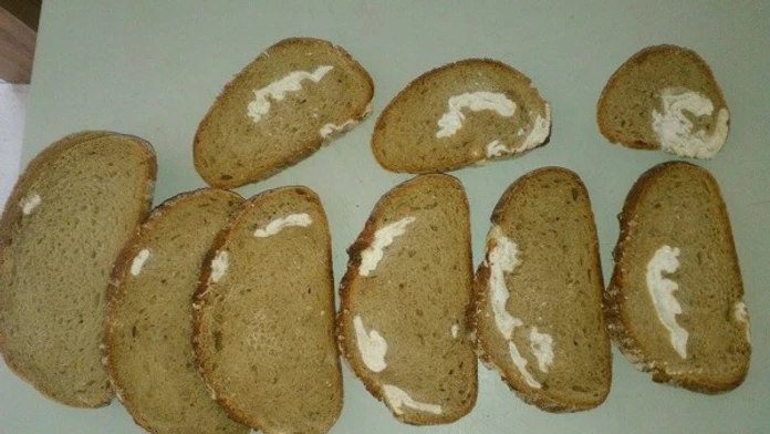 V supermarkete si kúpili chlieb, v ktorom bol zapečený obväz.