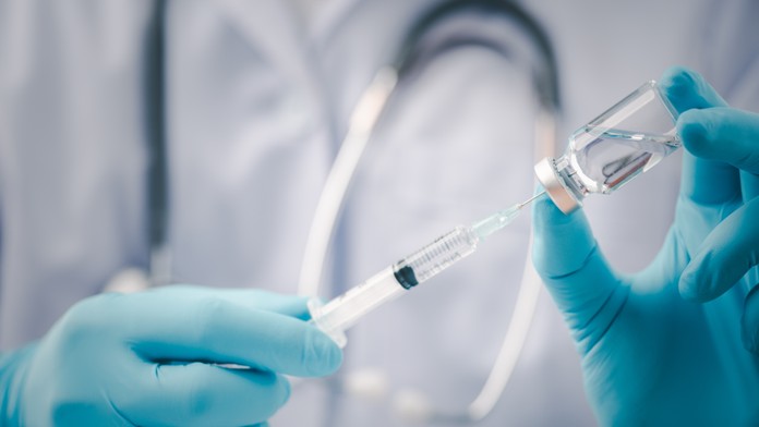 Európska komisia schválila dve vakcíny proti variantu omikron