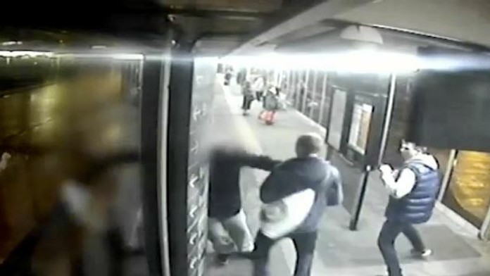 Chlapci sa vrhli na postihnutého dôchodcu. 