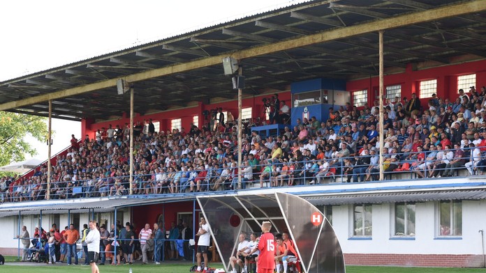 Zaplnená hlavná tribúna na štadióne počas prípravného zápasu s Trabzonsporom.