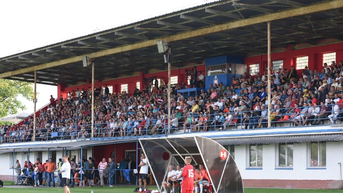 Zaplnená hlavná tribúna na štadióne počas prípravného zápasu s Trabzonsporom.