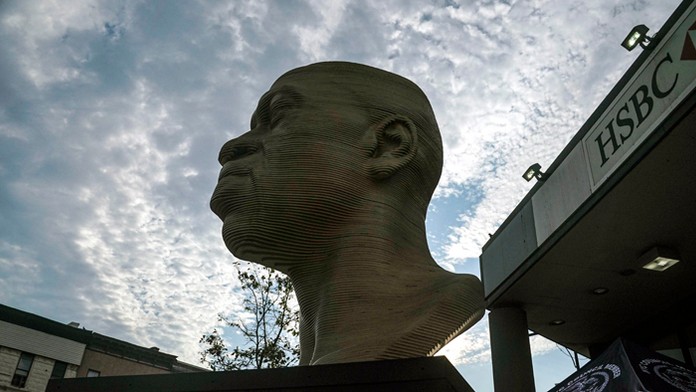 Socha Georgea Floyda, ktorú v newyorskej štvrti Brooklyn počmárali čiernou farbou.