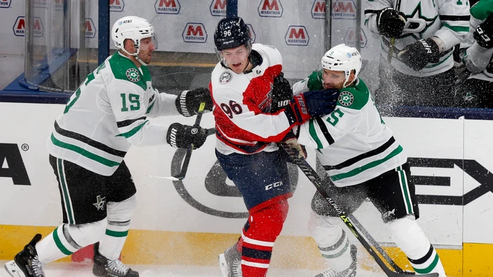 Snímka zo zápasu Dallas - Columbus, na ktorej je slovenský obranca Andrej Sekera 