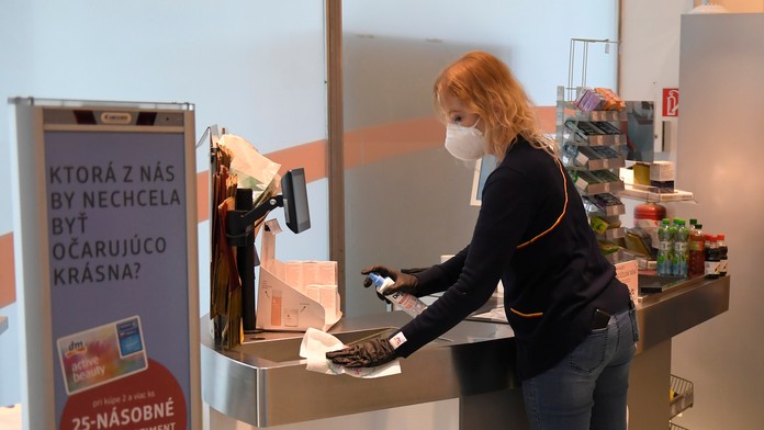 Žena našla na pláži extrémne vzácne veľrybie zvratky.