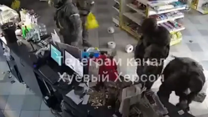 Ruskí vojaci vyrabovali čerpaciu stanicu.