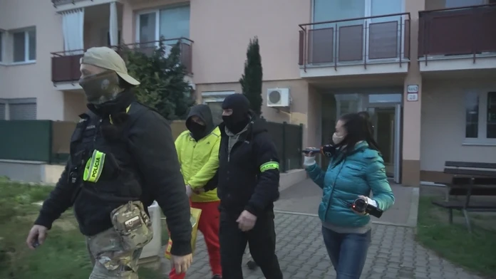 Chlapec sa hlavou zakliesnil v mačacom strome.