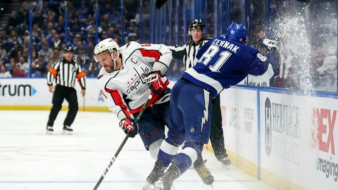 Slovenský obranca Erik Černák v zápase NHL.