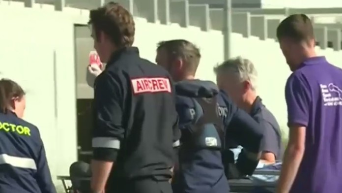 Záchranári prevážajú zranené dievča.