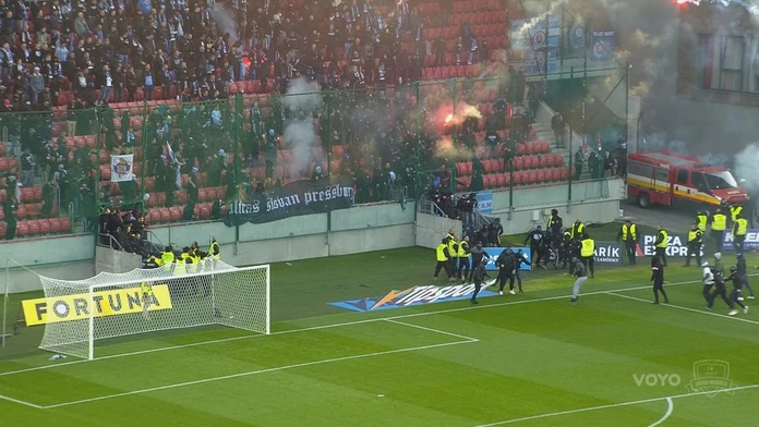 Futbaloví chuligani vtrhli na hraciu plochu.