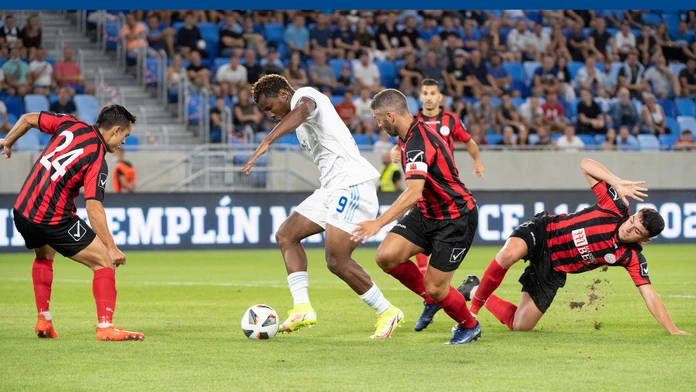 Na snímke druhý zľava útočník Ezekiel Henty (Slovan), vľavo John Sergeant a druhý sprava útočník Lee Casciaro (obaja Lincoln).