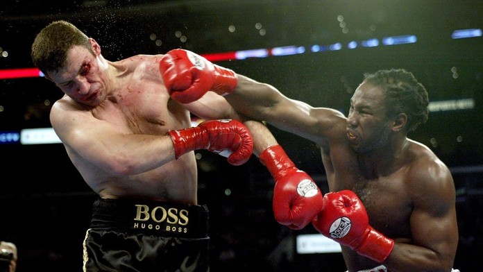 Vitalij Kličko a Lennox Lewis počas titulového zápasu na archívnej fotke z roku 2003.