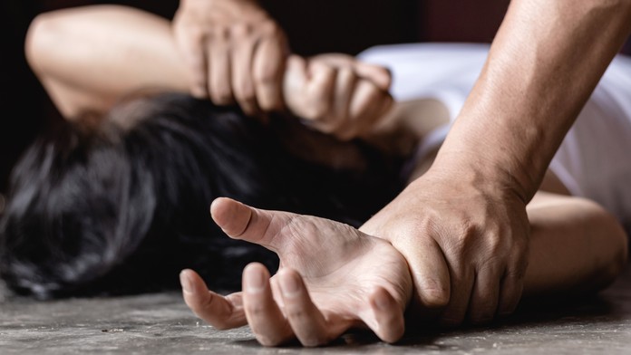 Brutálny čin v Poľsku. Znásilnenú a dobitú ženu nechal útočník ležať na zemi, nepomohli jej ani okoloidúci