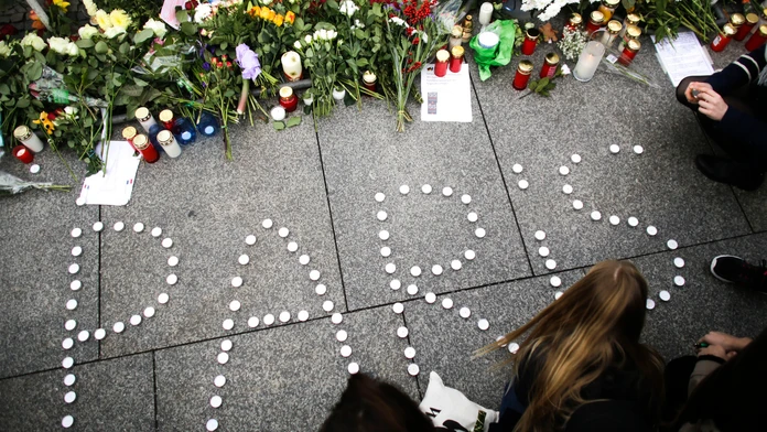 Mladá žena vytvorila nápis Paris z čajových sviečok 