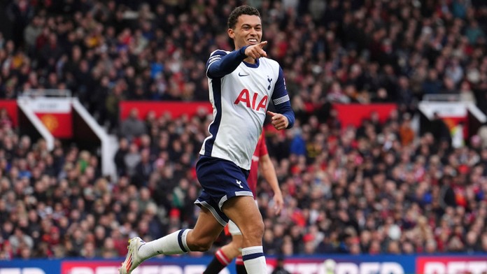 Tottenham dobyl Old Trafford a United padol na 12. priečku, červená pre Bruna. Ipswich ako najlepší nováčik