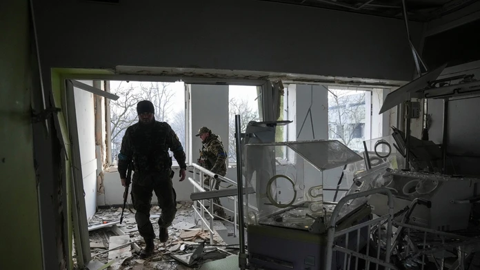 Mariupol: Po bombardovaní umeleckej školy zostali pod troskami stovky ľudí