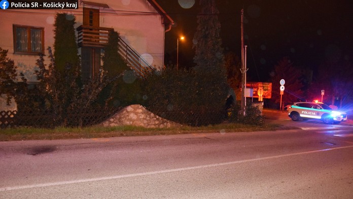 Do muža v Rožňave vpálilo auto, keď stál pred domom. Krátko na to zomrel