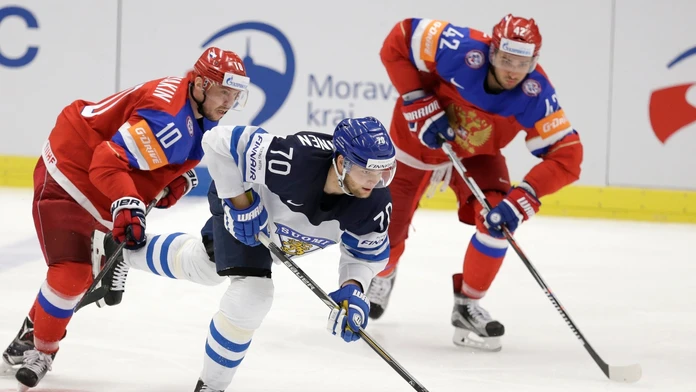 Sergej Mozjakin a Arťom Anisimov naháňajú Teemu Hartikainena.