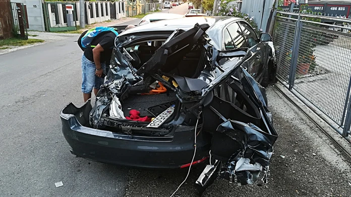 Auto, ktoré zdemoloval vlak RegioJet.