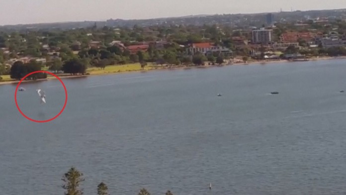 Lietadlo sa zrútilo do rieky.