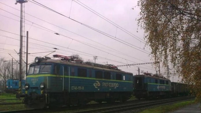 Vlak s vykoľajenými vozňami prešiel asi 1,5 kilometra
