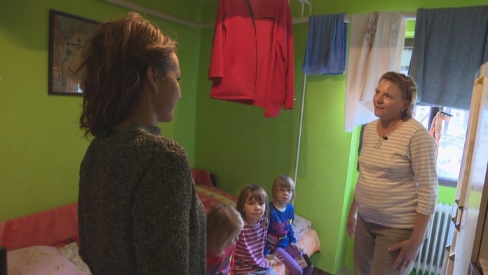 Vyštval ju z domu, tak sa s 5 deťmi tlačí v jednej izbe. Mužova odpoveď vás zarazí