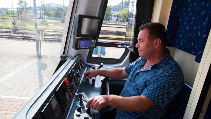 Strojvodca v kabíne novej motorovej jednotky.