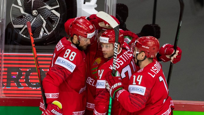 Bieloruskí hokejisti po strelení gólu.