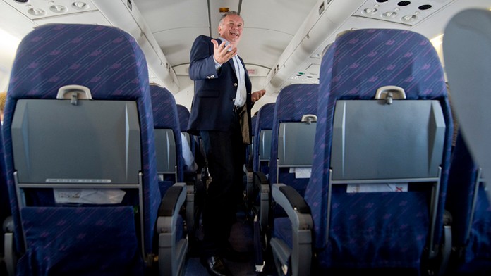 Na archívnej snímke prezident Andrej Kiska na palube vládneho špeciálu.