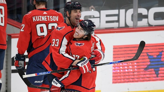 Zdeno Chára v objatí s T.J. Oshie.