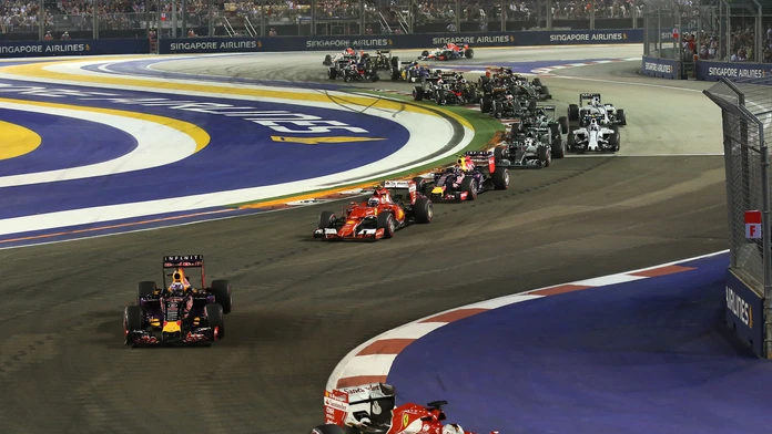 Sebastian Vettel na čele v prvej zákrute po štarte Veľkej ceny Singapuru .