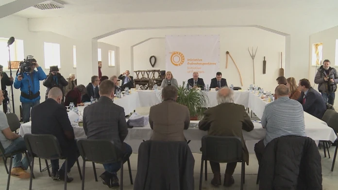 Europoslanci, ktorí prišli na kontrolnú návštevu, sa stretli s nespokojnými farmármi.