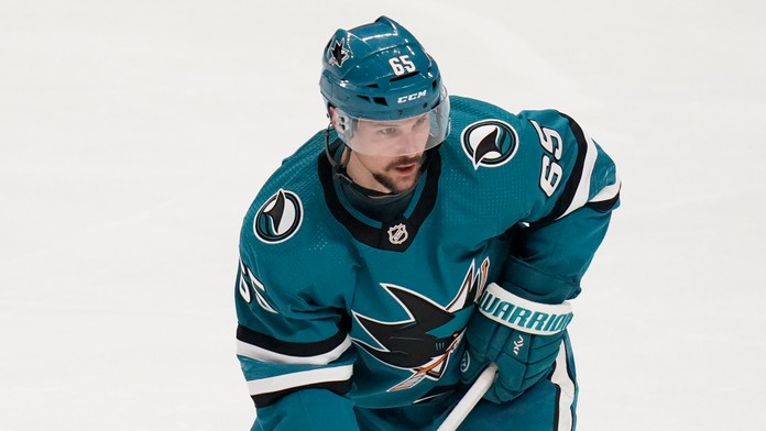Najlepší obranca minulej sezóny NHL už má nový klub. Do veľkej výmeny boli zapojené tri tímy