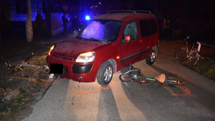 Pohľad na tri bicykle, ktoré ostali po zrážke s autom.