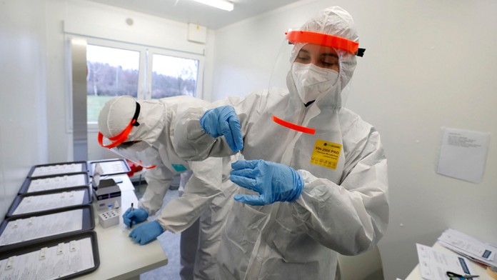 Zdravotník v špeciálnom ochrannom odeve.