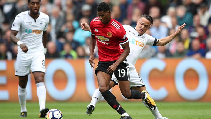 V popredí hráč Manchester United Marcus Rashford, v pozadí  Roque Mesa (Swansea City)