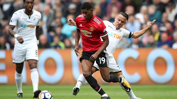V popredí hráč Manchester United Marcus Rashford, v pozadí  Roque Mesa (Swansea City)