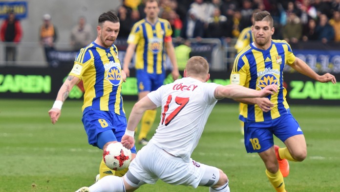 Na snímke vľavo hráč Dunajskej Stredy Erik Pačinda, hráč Trnavy Peter Čögley a hráč Dunajskej Stredy Kristopher Vida